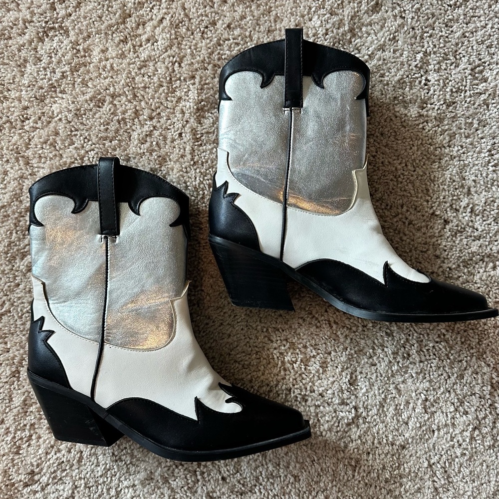 SIZE 8 WOMENS BILLINI HEELED BOOTIES